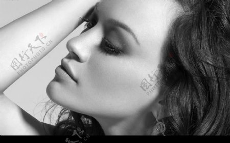 欧美歌手希拉里183达芙HilaryDuff为专辑爱的尊严Dignity拍摄的高清晰专业唯美诱惑写真照图片