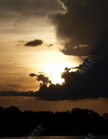 黄昏玩笑暖调夕阳云云层湖图片