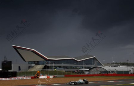 赛车场上的F1赛车图片
