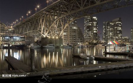 夜色下的铁桥图片