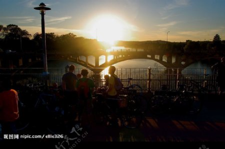 铁桥夕阳黄昏路人自行车图片