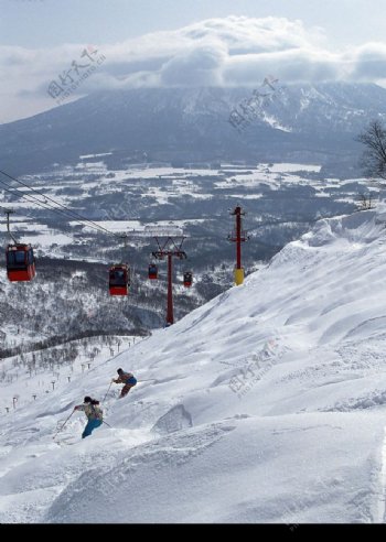 雪山缆车滑雪图片