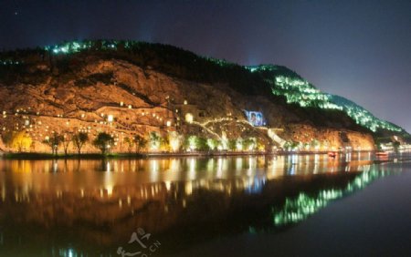 龙门西山石窟夜景图片