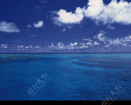 蔚蓝的天空蓝色的海洋图片