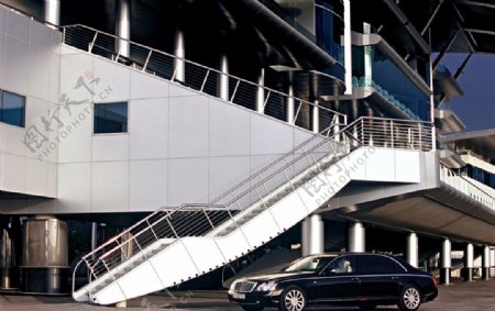 抽象建筑和迈巴赫名车图片