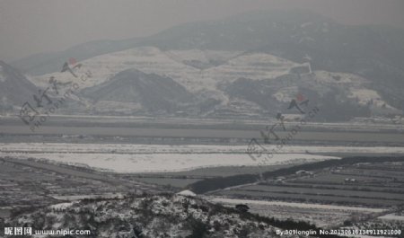 远山雪景图片