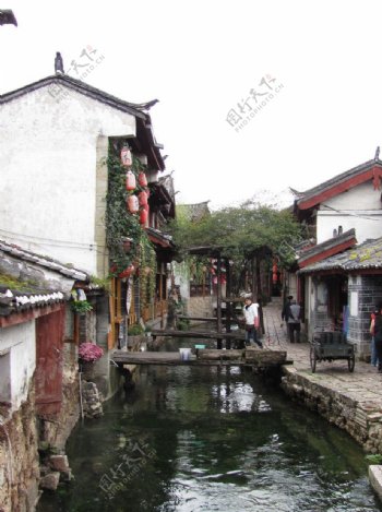 云南丽江古城里的小溪图片
