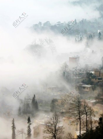云雾缭绕山村图片
