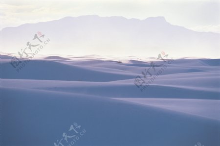 雪雾大漠图片