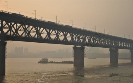 夜幕下的武汉长江大桥图片