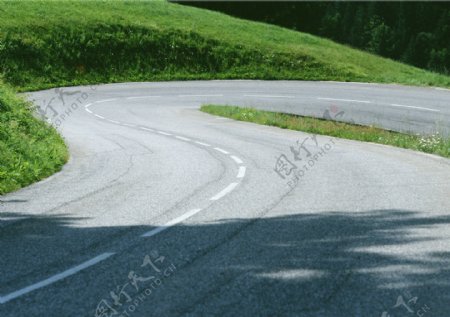 弯曲公路图片