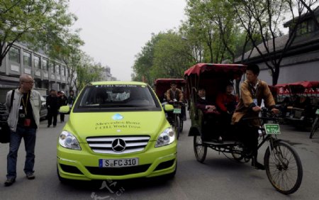 中国大街上的奔驰轿车图片