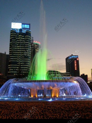 昆明东风广场喷泉夜景图片