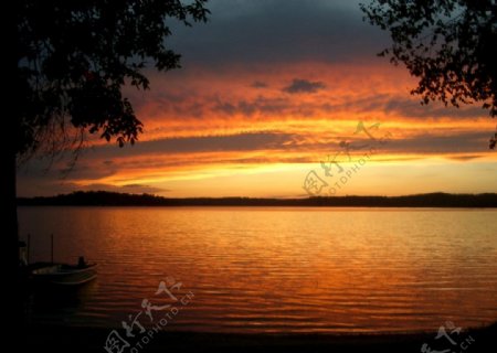 湖畔晚霞图片