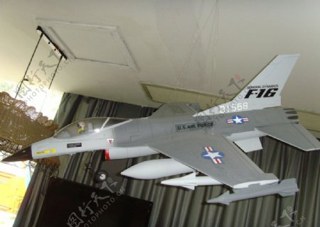 灰白色飞机模型图片