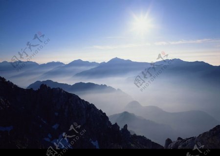 山间薄雾景观图片