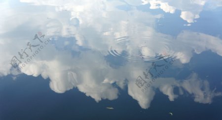 杭州西湖蓝天白云倒影图片