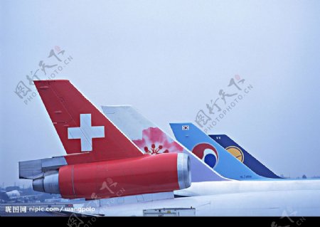 色彩各异的飞机尾翼图片
