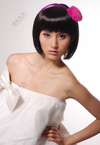 杨青短发白色低胸内衣头戴红花写真图片