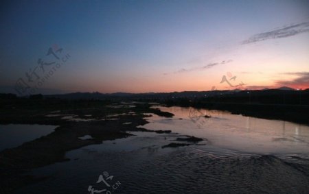 雅河水天图片