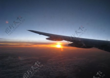 飞机云朵图片