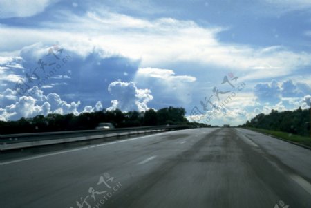 道路蓝天白云风景图片