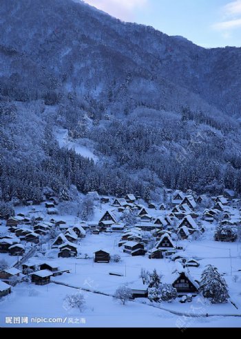 雪中村庄图片