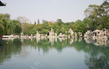 济南五龙潭公园景色图片