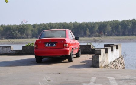 江边红车图片