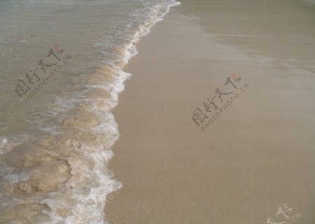 海浪冲上沙滩图片