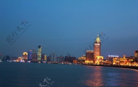 华灯初上的黄浦江畔图片