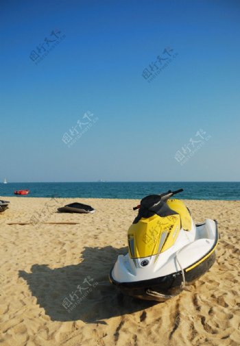 沙滩上的摩托艇图片