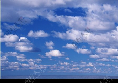 蓝色的天白色的云图片