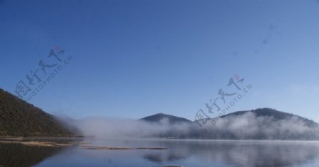 香格里拉普达措晨雾图片
