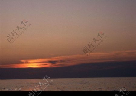 夕阳下大海图片