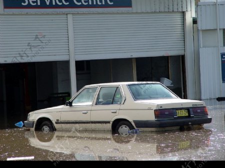 洪水里的丰田汽车图片