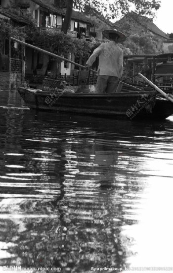 西塘古镇水道清洁工人图片