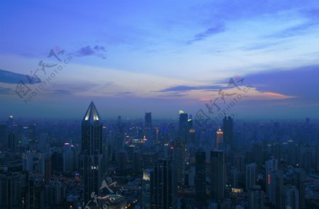上海黄昏时分浦西市中心俯瞰图片