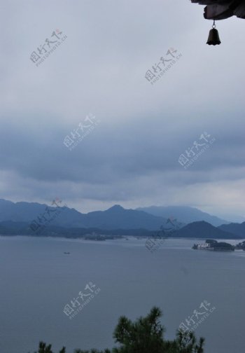 阴天下的千岛湖图片