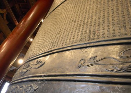苏州寒山寺钟楼里的大钟局部特写图片