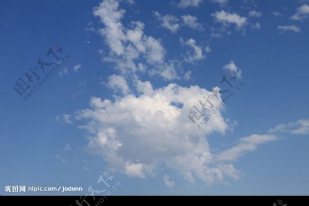 蓝天白云飞机图片