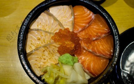 三文鱼刺身饭图片