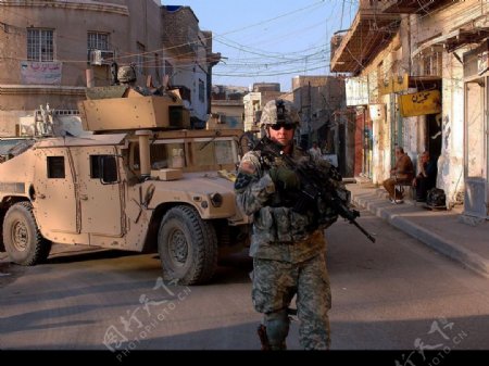 美国驻军在伊拉克街道巡逻图片