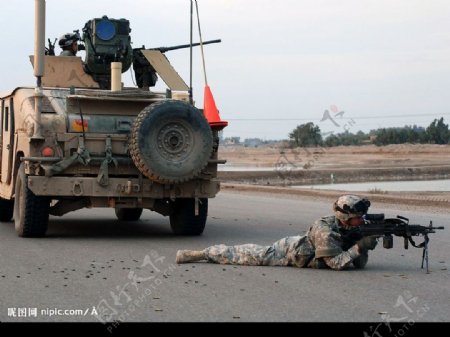 美军巡逻在伊拉克图片