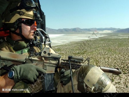 美军乘坐直升机巡逻图片