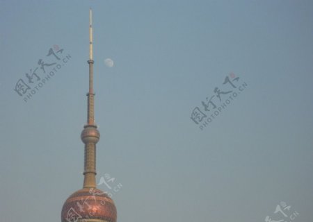 塔顶的月亮图片