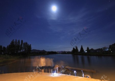 白塔湖夜色图片