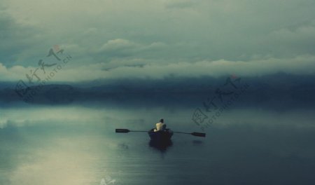 湖面上划船的男人图片