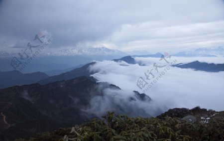 山峰浮云图片