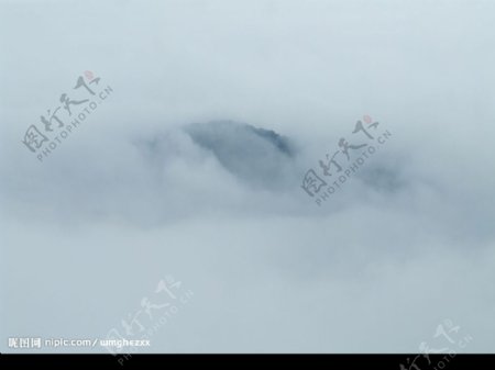 云雾笼罩峨眉山图片